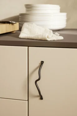 Poignée en laiton noir Curvature - Ferm Living