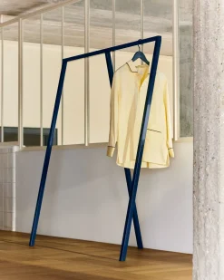 Portant à trois piliers en acier rouge 130cm Loop Stand Wardrobe - Hay