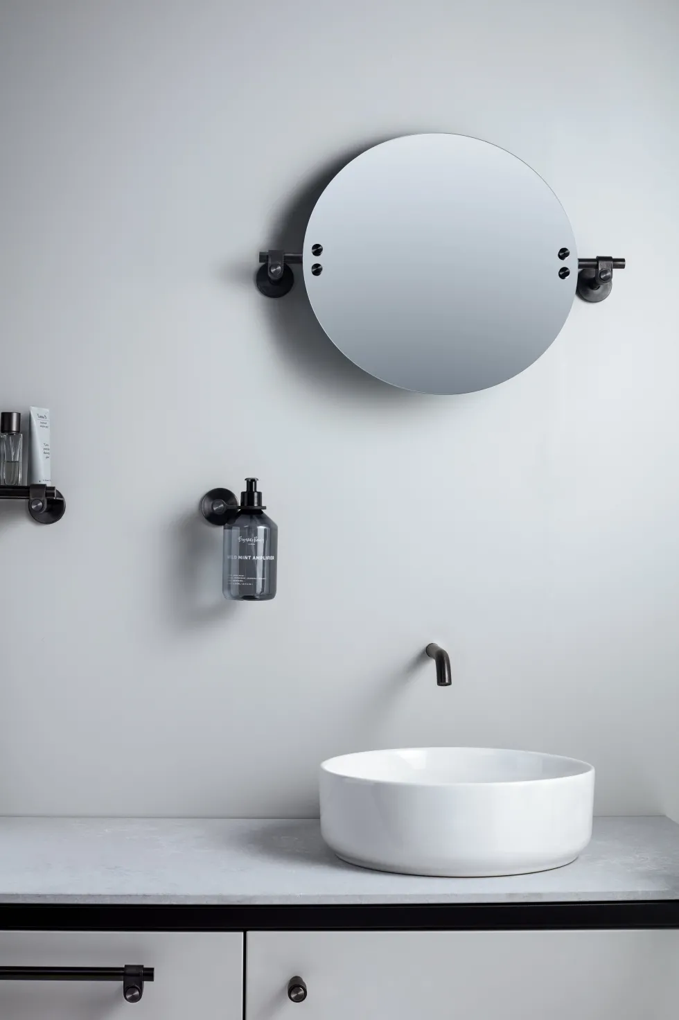 Porte bouteille de savon simple en métal massif noir 14 cm - Buster+Punch