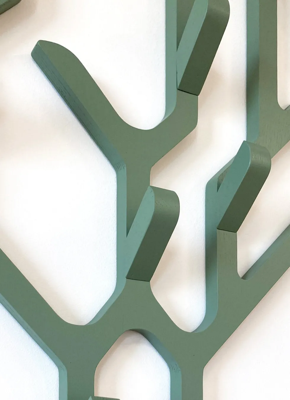 Porte-manteau mural en bois de chêne peint vert sauge 57 x 7,3 x 68 cm Ambroise - Hartô