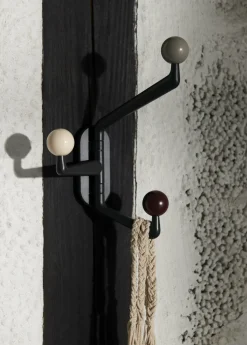 Porte-manteau à petits crochets en métal et bois de hêtre coloré Capture SC76 - &tradition