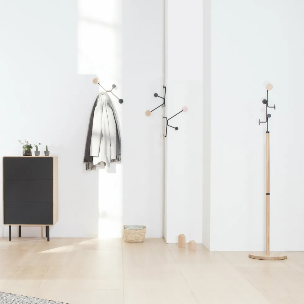Porte-manteaux en chêne blanchi huilé et acier blanc Coat Stand - Gazzda