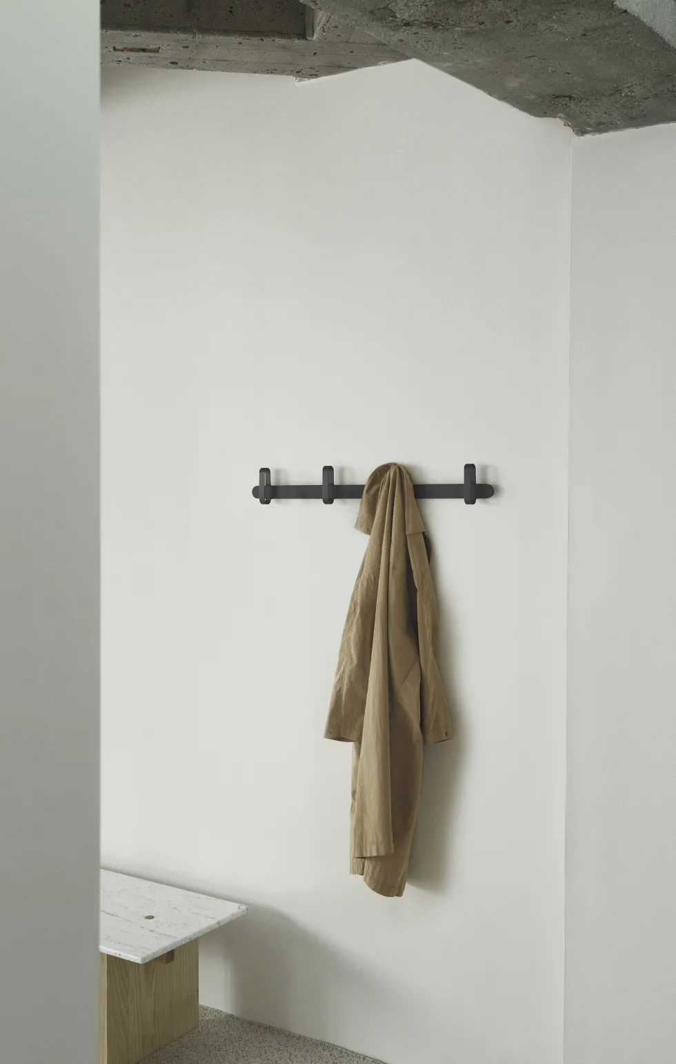Porte-manteaux en frêne et acier noir 81,5 x 5,3 x 10,5 cm Hoop - Normann Copenhagen