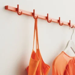 Porte-manteaux mural en aluminium orange 123x5,2x4,7cm Relief - String furniture