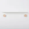 Porte-manteaux étagère en chêne blanchi et acier blanc 70 cm - Gazzda
