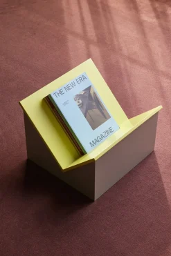 Porte-revues en frêne jaune et sable Tick - Hübsch