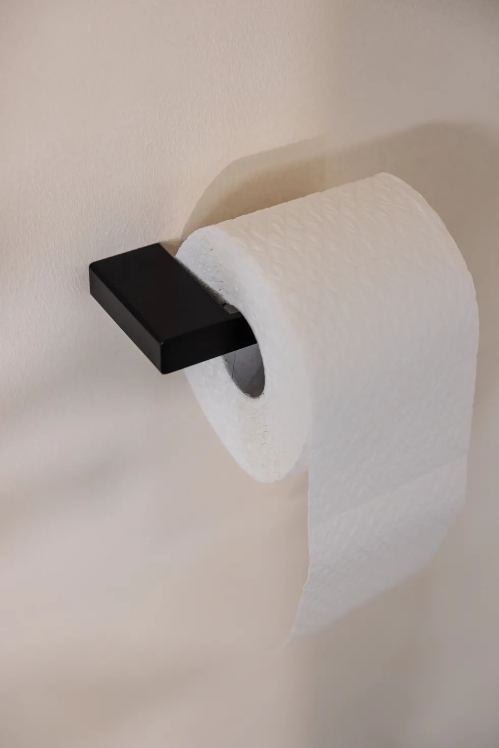 Porte-rouleau papier toilette en acier noir 8x15cm Tuali - Metallbude