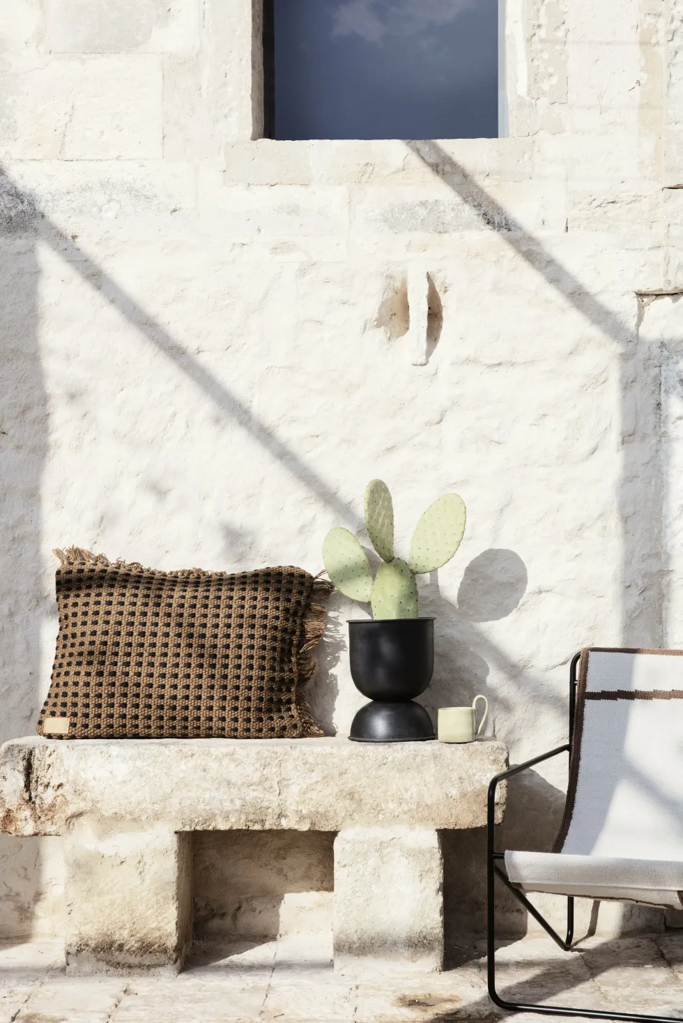 Pot de fleur réversible en fer noir XS Hourglass - Ferm Living