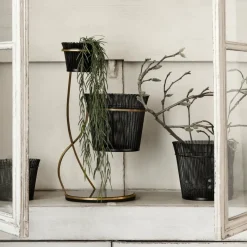 Pot de fleurs en tôle perforée noire 27 cm Matégot - Gubi