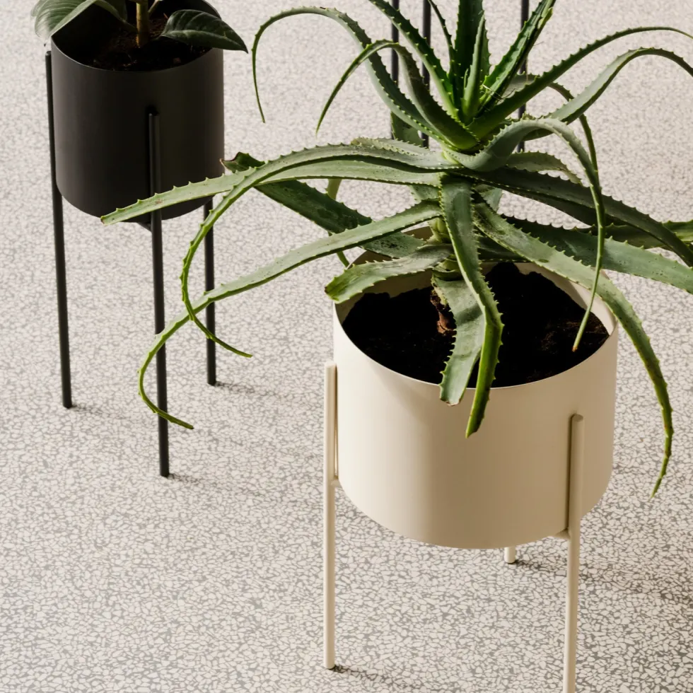 Pot à plantes en acier beige L Maki - noo.ma
