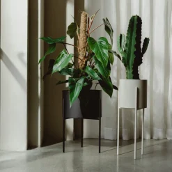 Pot à plantes en acier beige Maki - noo.ma
