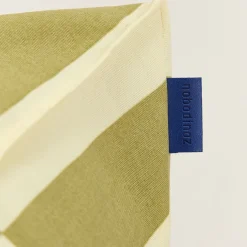 Pouf d'extérieur pour enfant en tissu déperlant à carreaux vert et jaune 68 x 40 x 60 cm Vibes - Nobodinoz