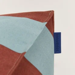 Pouf d'extérieur pour enfant en tissu déperlant à rayures bleu et rouge 68 x 40 x 60 cm Vibes - Nobodinoz