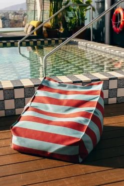 Pouf d'extérieur pour enfant en tissu déperlant à rayures bleu et rouge 68 x 40 x 60 cm Vibes - Nobodinoz