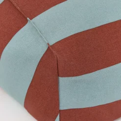 Pouf d'extérieur pour enfant en tissu déperlant à rayures bleu et rouge 68 x 40 x 60 cm Vibes - Nobodinoz