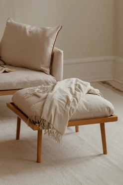 Pouf en chêne avec coussin blanc 71 x 40 cm Lounge Around - UMAGE