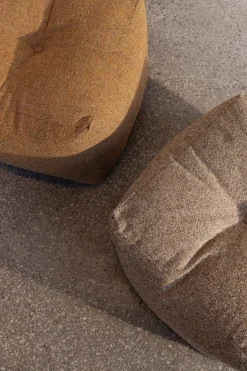 Pouf en velous strié marron foncé 50x35cm Buddy - Karup