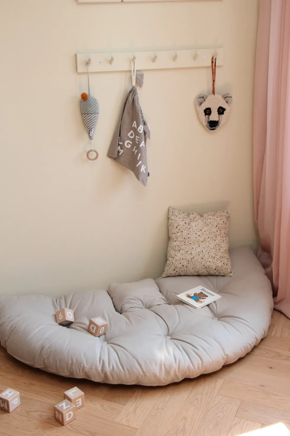 Pouf fauteuil en coton beige 75x80x60cm Mini Nido - Karup Design