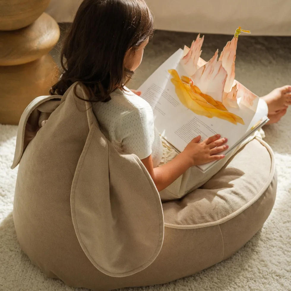 Pouf fauteuil lapin en velour beige 75x65cm Beanbags - Wigiwama