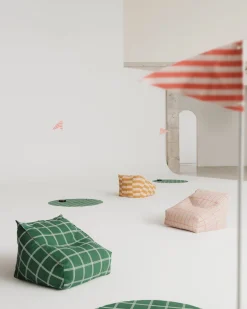 Pouf fauteuil pour enfant en coton bio à carreaux rose et rouge 74x40x60cm Vibes - Nobodinoz