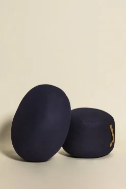 Pouf galet en laine bleu avec poignée en cuir - Hübsch