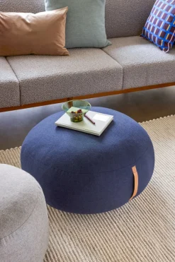 Pouf galet en laine bleu avec poignée en cuir - Hübsch