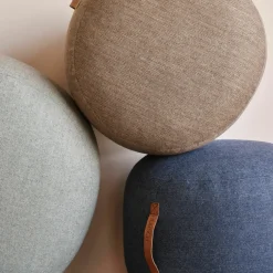 Pouf galet en laine bleu avec poignée en cuir - Hübsch