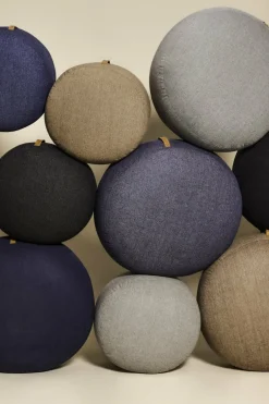 Pouf galet en laine bleu avec poignée en cuir - Hübsch