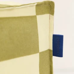 Pouf long d'extérieur en tissu déperlant à carreaux vert et jaune 70 x 110 x 62 cm Matteo - Nobodinoz