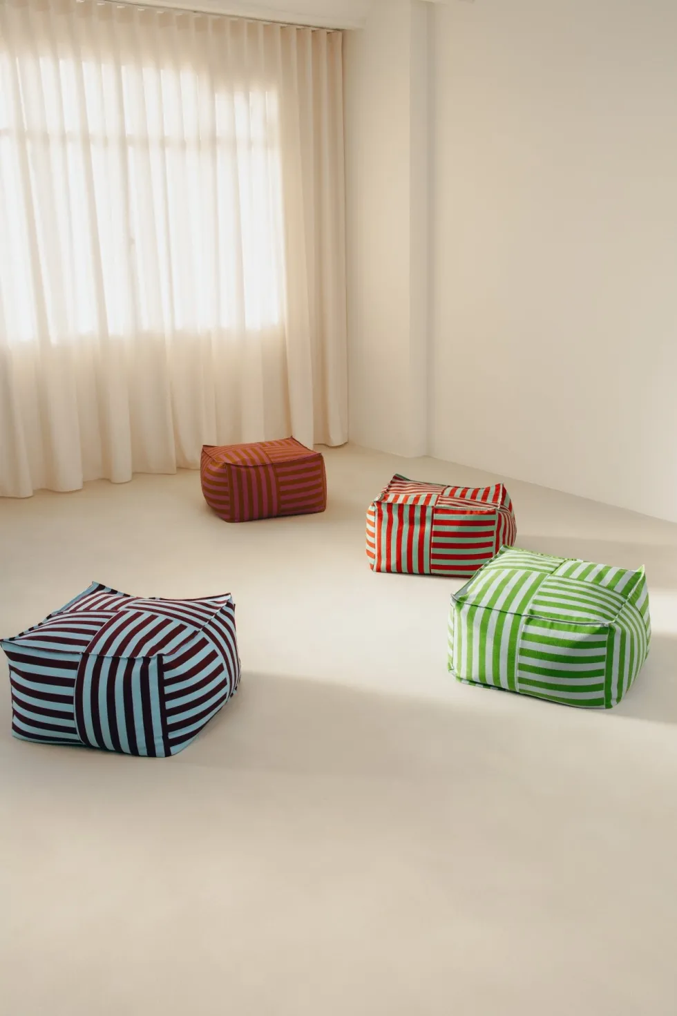 Pouf ottoman carré en coton rayures bordeaux et bleu 55 x 55 x 35cm Otto - Nobodinoz