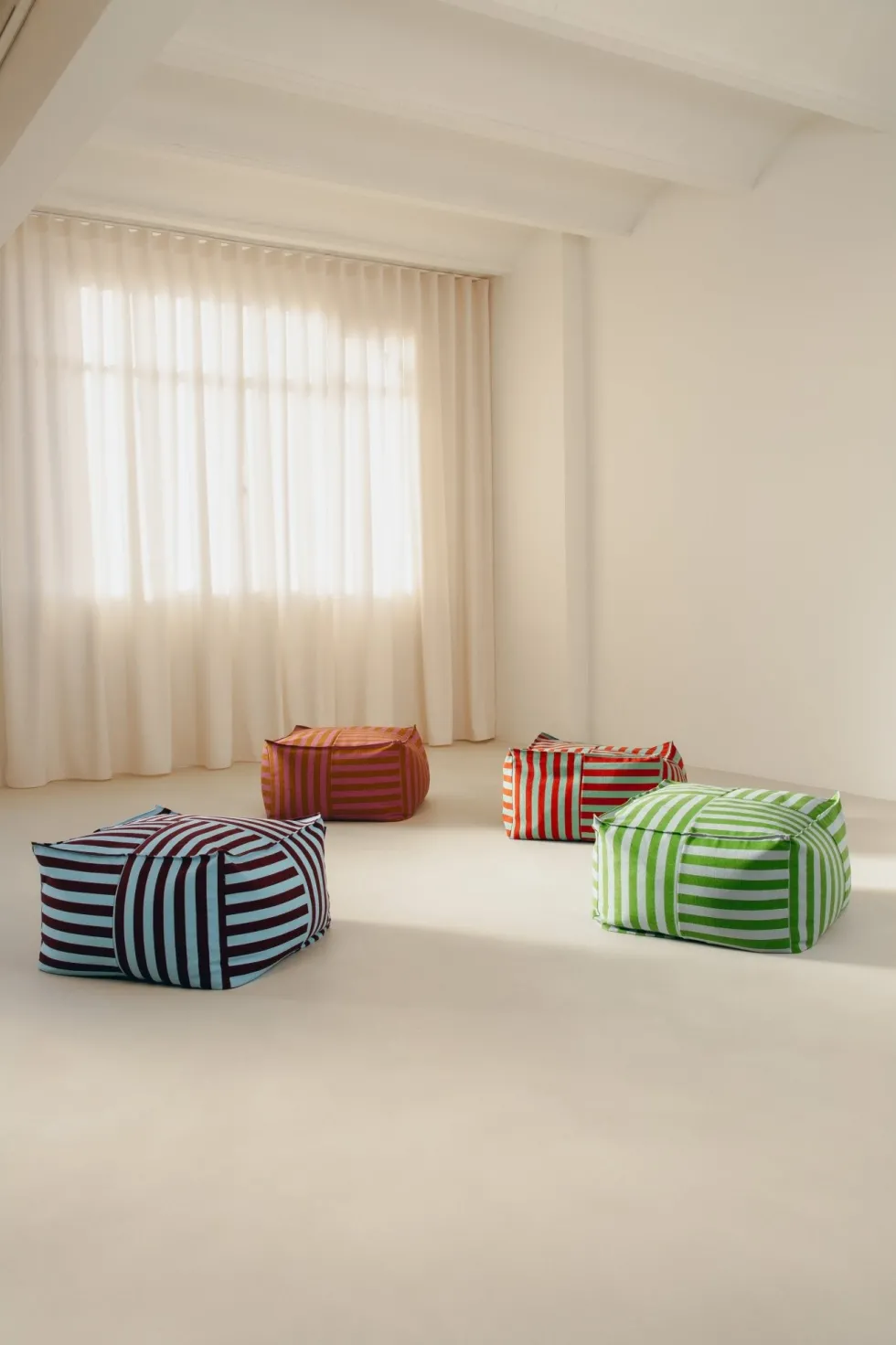 Pouf ottoman carré en coton rayures bordeaux et bleu 55 x 55 x 35cm Otto - Nobodinoz
