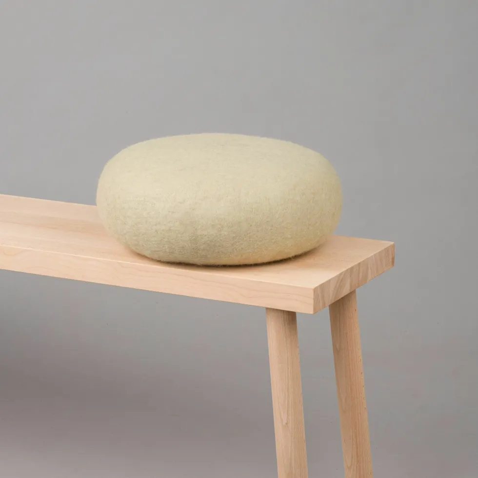 2 Poufs en laine vert-beige et saumon Lutz et Lea - myfelt