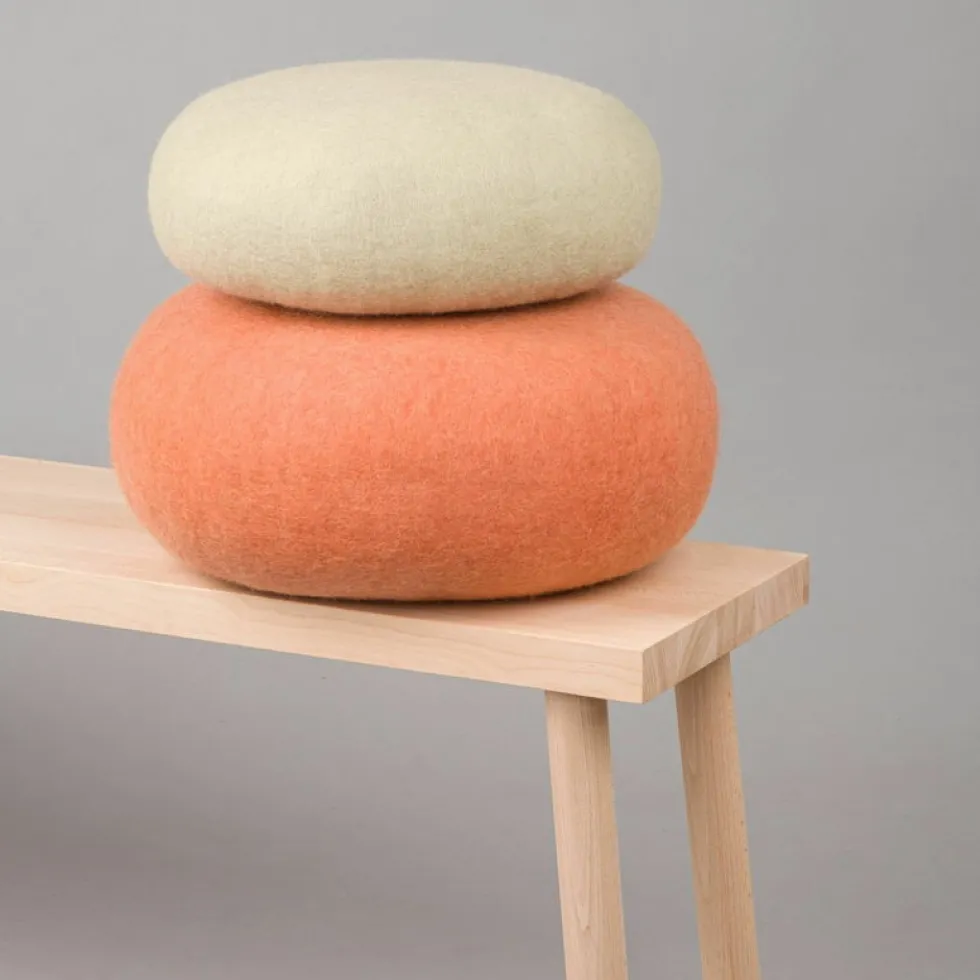 2 Poufs en laine vert-beige et saumon Lutz et Lea - myfelt