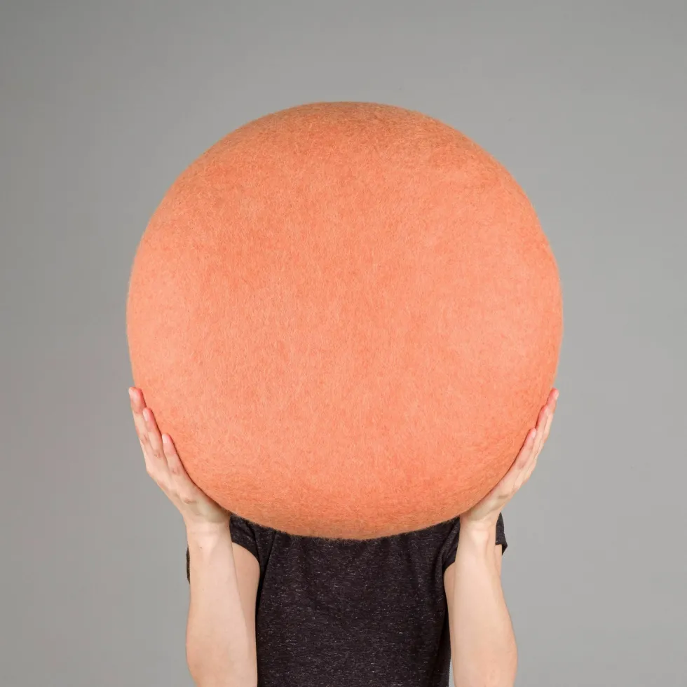 2 Poufs en laine vert-beige et saumon Lutz et Lea - myfelt