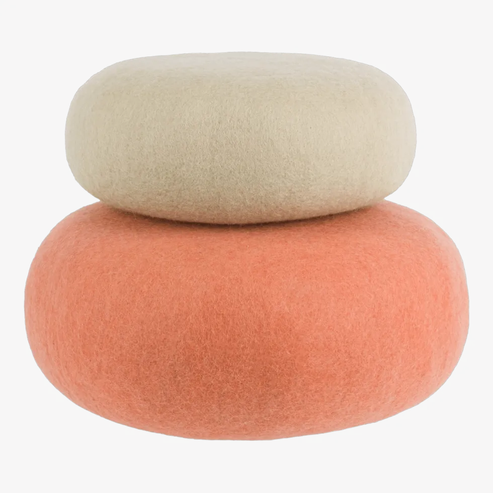 2 Poufs en laine vert-beige et saumon Lutz et Lea - myfelt