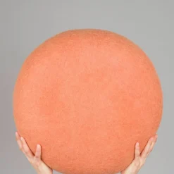 2 Poufs en laine vert-beige et saumon Lutz et Lea - myfelt