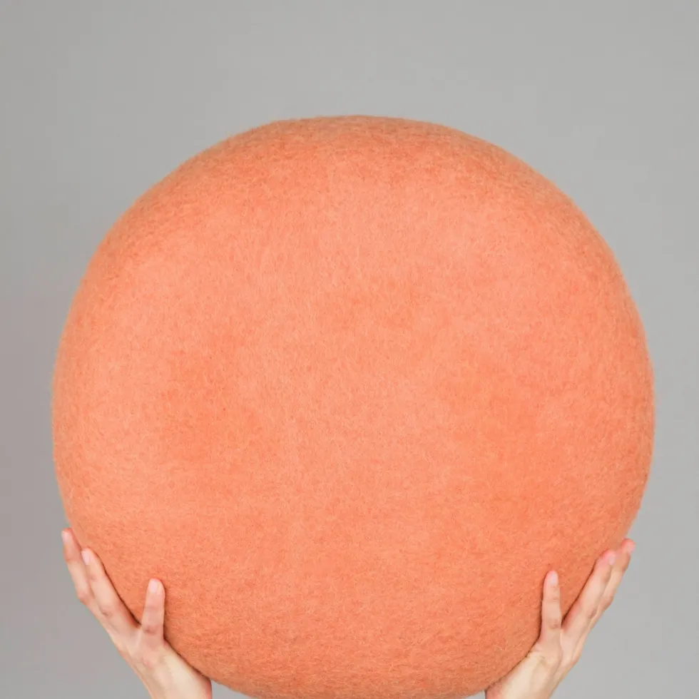 2 Poufs en laine vert-beige et saumon Lutz et Lea - myfelt