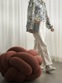 Pouf XL en acrylique et laine ocre Knot - Design House Stockholm