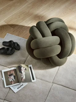 Pouf XL en acrylique et laine vert forêt Knot - Design House Stockholm