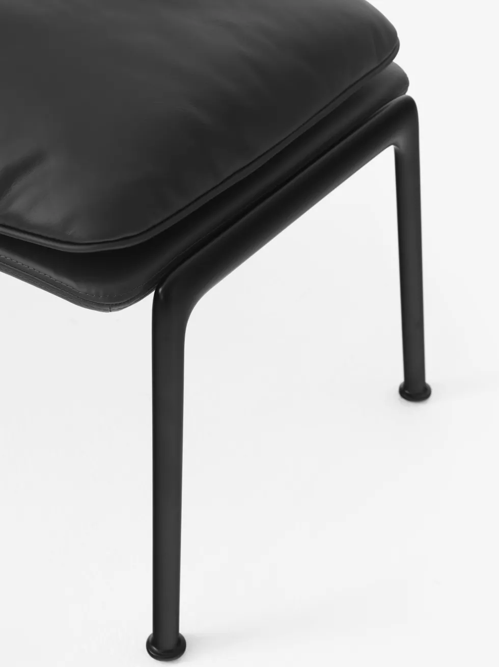 Repose-pieds en cuir noir et acier noir Muno LN20 - &tradition