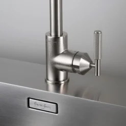 Robinet mitigeur de cuisine avec douchette en métal massif brut argent 37,2 x 25,3 cm - Buster+Punch