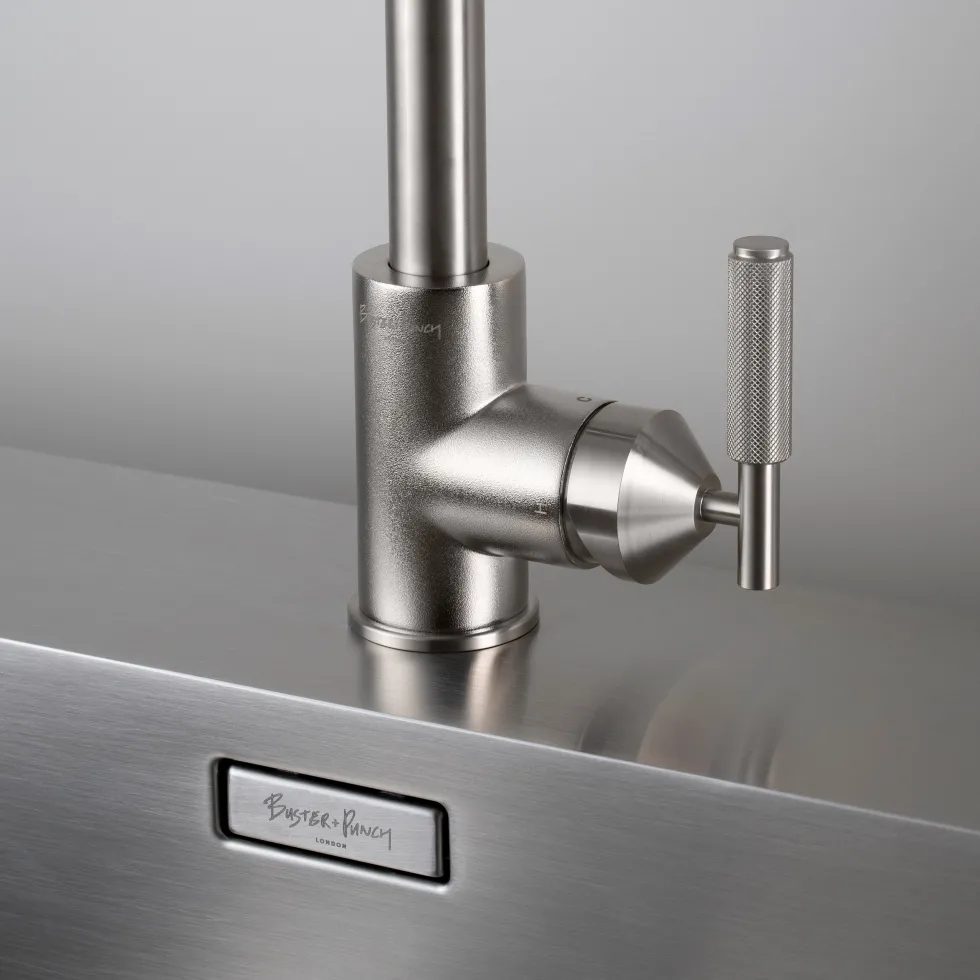 Robinet mitigeur de cuisine avec douchette en métal massif brut argent 37,2 x 25,3 cm - Buster+Punch
