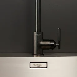 Robinet mitigeur de cuisine en métal massif brut noir 37,2 x 25,3 cm - Buster+Punch