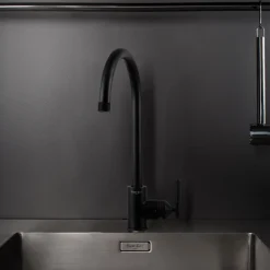 Robinet mitigeur de cuisine en métal massif brut noir 37,2 x 25,3 cm - Buster+Punch