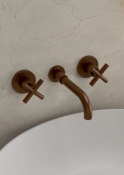 Robinet mélangeur lavabo mural en laiton or rose brossé Corbeau - Kroos