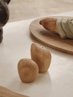 Salière et poivrier en chêne massif Cairn - Ferm Living