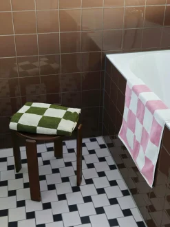 Serviette de bain à carreaux vert matcha et blanc 70 x 136 cm Check - HAY