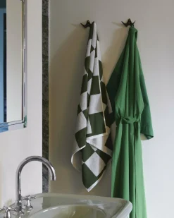 Serviette de bain à carreaux vert matcha et blanc 70 x 136 cm Check - HAY