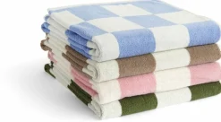 Serviette de bain à carreaux vert matcha et blanc 70 x 136 cm Check - HAY
