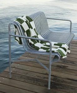 Serviette de bain à carreaux vert matcha et blanc 70 x 136 cm Check - HAY